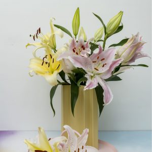 Light pink lily Willeke Alberti in a vase with a yellow lily